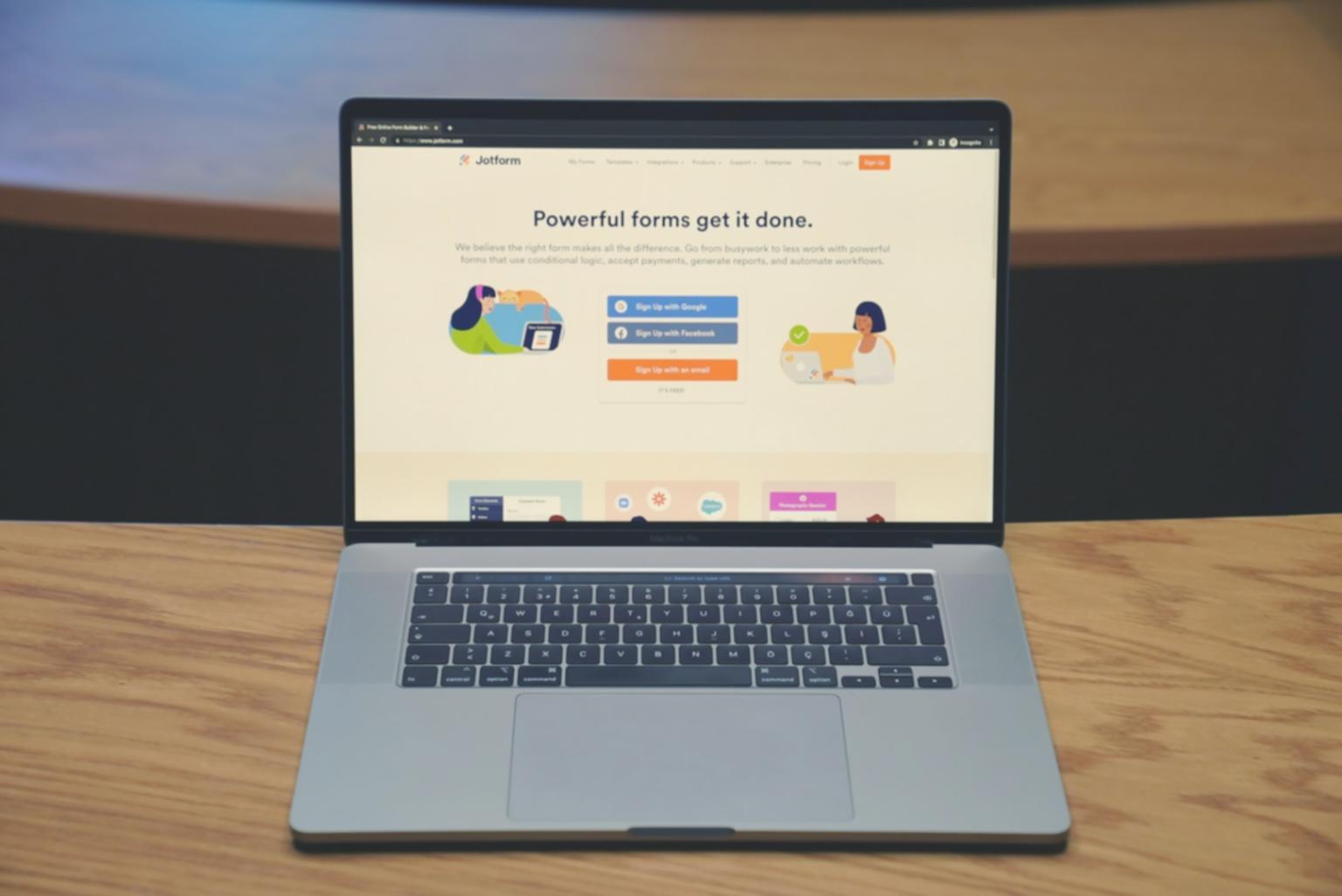 Persona revisando documentos financieros en un escritorio organizado