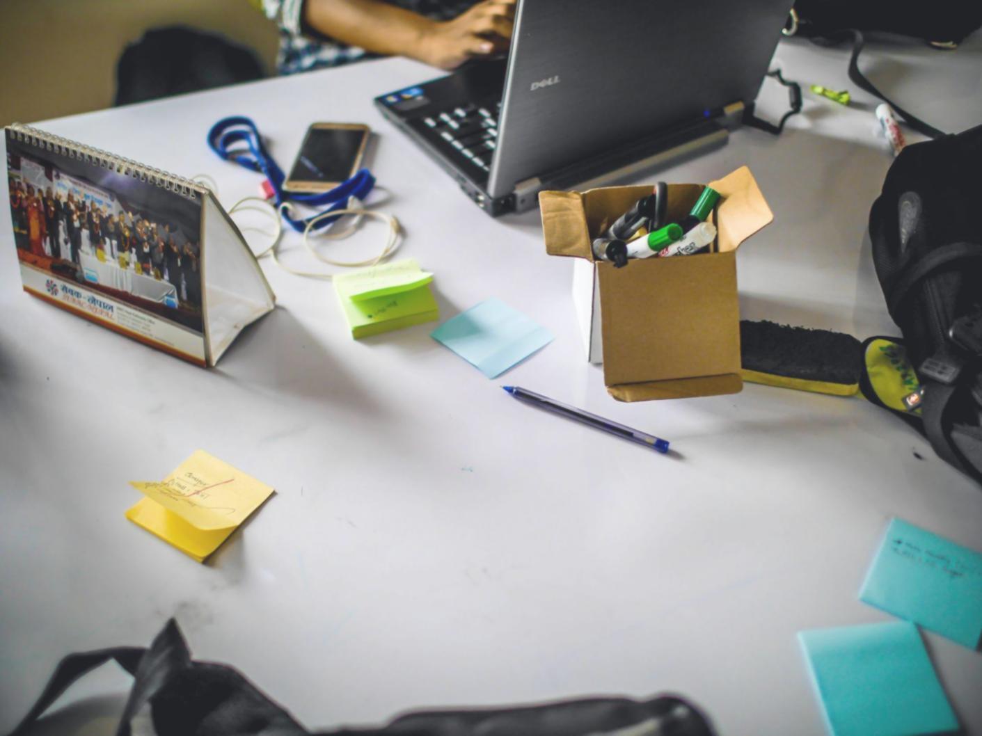 Gráficos financieros y notas de planificación en un cuaderno